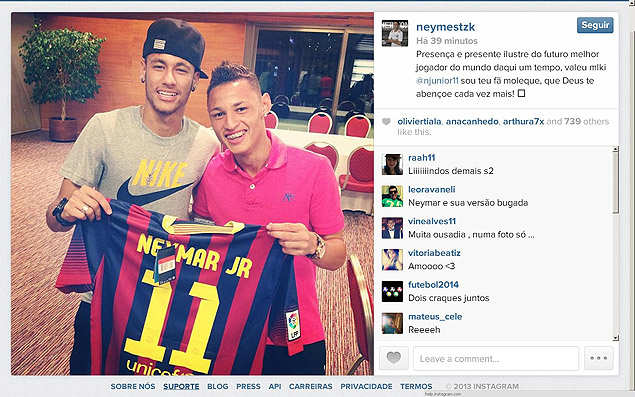 Neymar visita o Santos e posa para foto com o atacante Nelton