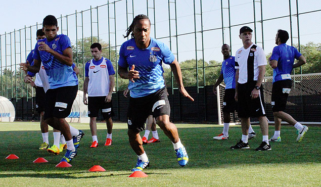 Arouca (centro) faz atividade fsica em treino do Santos 