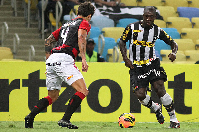 Seedorf (dir.) tenta passar pela marcao de Fabrcio durante Botafogo x Vitria, no Maracan