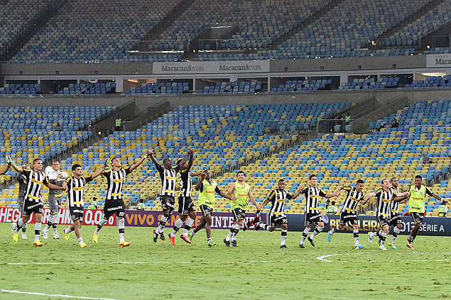 Jogadores do Botafogo comemoram vitria diante de arquibancadas vazias no setor de ingressos mais caros do Maracan