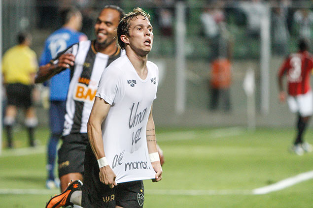 Bernard tira a camisa do Atltico-MG para comemorar gol e  expulso de campo