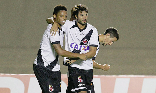 Pedro Ken (centro) comemora com Andr o gol marcado pelo Vasco, em jogo contra o Gois, pelo Campeonato Brasileiro