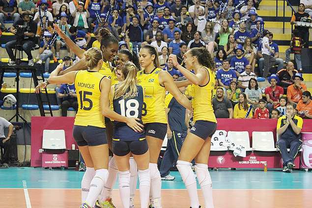 Monique (esq.), Camila Brait e demais jogadoras comemoram a vitória brasileira por 3 a 1 sobre a Polônia, em Campinas