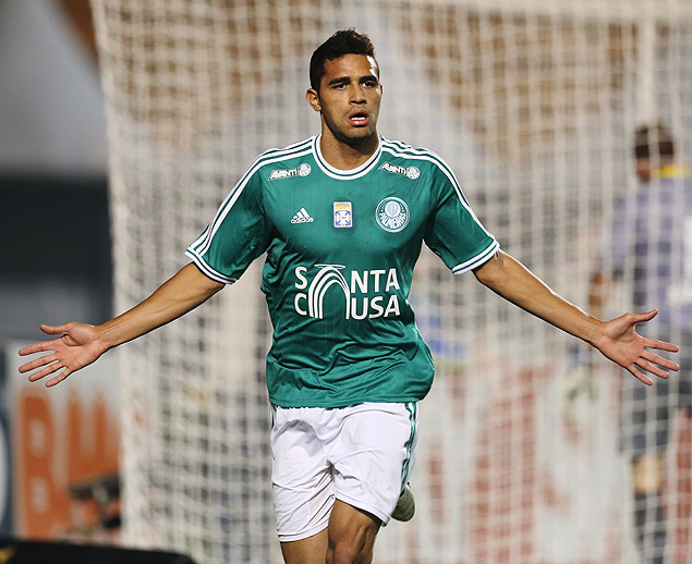 O atacante Alan Kardec comemora gol do Palmeiras contra o Icasa, no Pacaembu