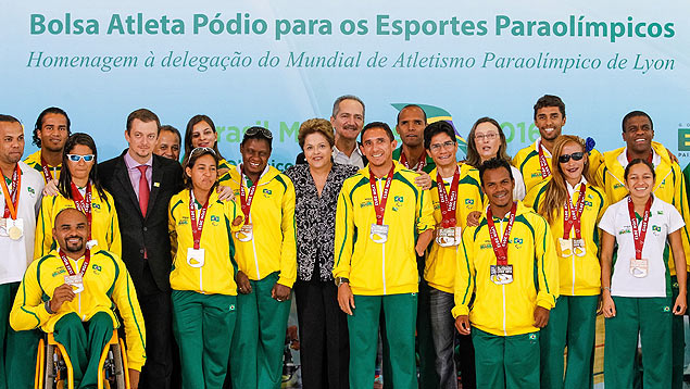 A presidente da Repblica Dilma Rousseff posa para fotos com os atletas paralmpicos durante encontro no Palcio do Planalto, em braslia