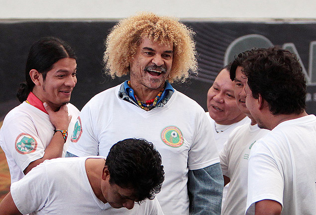 Valderrama (centro) conversa com jogadores indígenas após anúncio de que o ex-meia será o treinador da seleção de futebol indígena