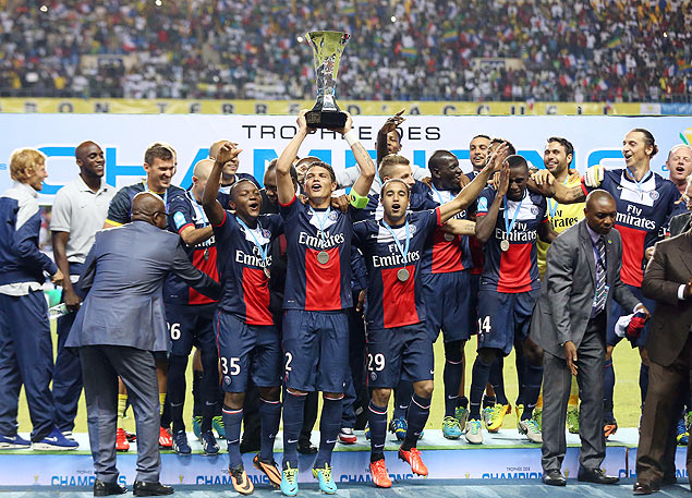 Thiago Silva (centro) e Lucas (dir.) levantam o trofu de campeo da Supercopa da Frana