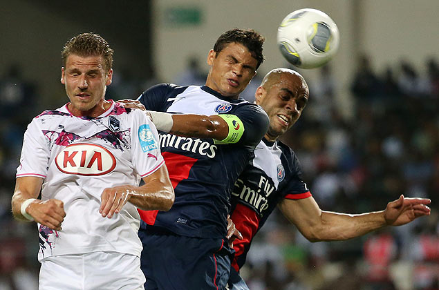 Thiago Silva e Alex sobem para cabecear durante jogo entre PSG e Bordeaux