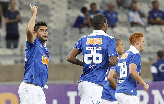 Luan (esq.) comemora gol marcado na vitria do Cruzeiro sobre o Coritiba