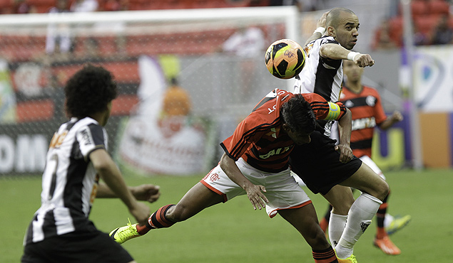 Diego Tardelli divide bola com Leonardo Moura durante jogo entre Atltico-MG x Flamengo