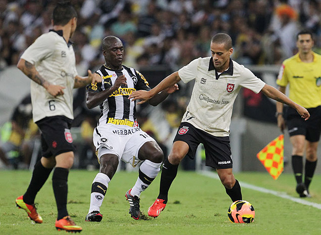 Seedorf (centro) disputa a bola durante jogo entre Vasco e Botafogo
