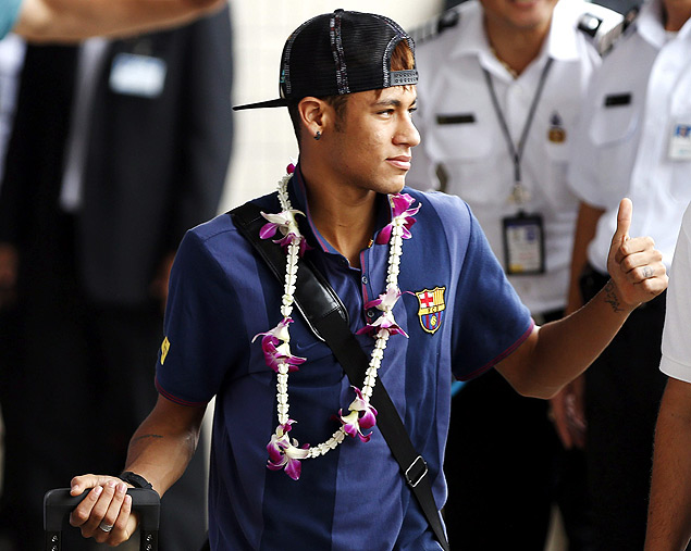 Neymar acena para torcedores na Tailndia