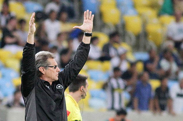 O tcnico Oswaldo de Oliveira comanda o Botafogo durante o Campeonato Brasileiro