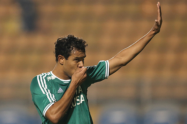 Vincius comemora seu gol marcado na vitria sobre o Icasa por 4 a 0, no Pacaembu