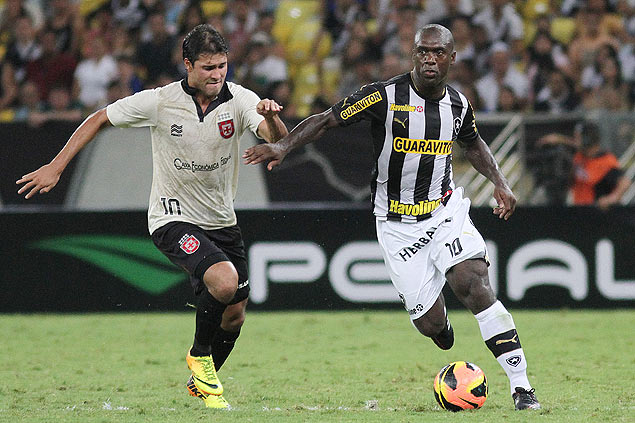 Seedorf tenta passar pela marcao na partida do Botafogo contra Vasco, pelo Brasileiro