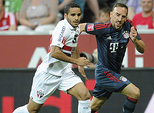 Ribéry (dir.) disputa jogada contra Douglas, em amistoso entre Bayern de Munique e São Paulo, pela Copa Audi