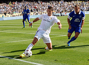 Cristiano Ronaldo domina a bola em partida contra o Everton, em Los Angeles, nos EUA