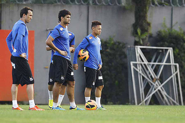Thiago Ribeiro (esq.), Willian Jos e Neilton (dir.) durante treino do Santos