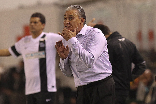 Tite orienta seus jogadores durante Santos x Corinthians, pelo Campeonato Brasileiro
