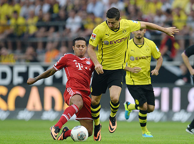 Thiago Alcântara (esq.), do Bayern de Munique, disputa bola com Robert Lewandowski, do Borussia Dortmund, em jogo da Supercopa da Alemanha