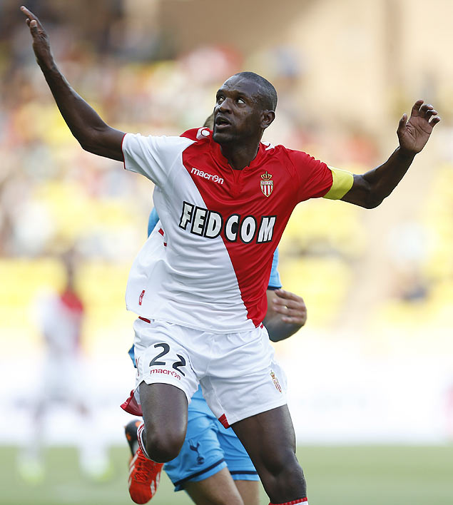 Abidal observa jogada durante amistoso entre Monaco x Tottenham