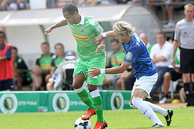 O meia-atacante brasileiro Raffael tenta dominar a bola durante um amistoso de pr-temporada do Borussia Monchengladbach