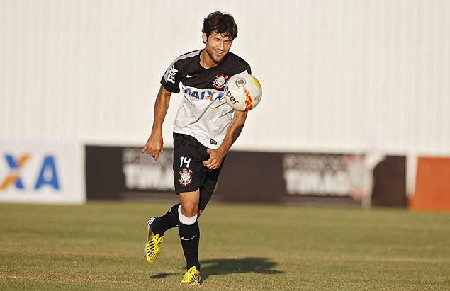 O zagueiro Felipe treina no CT do Corinthians