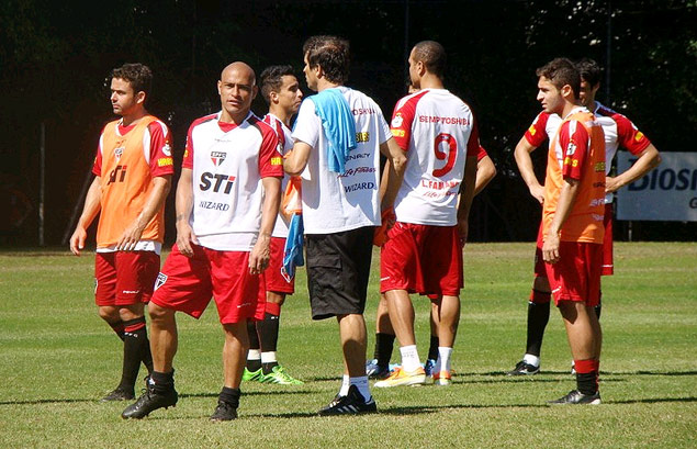 Clemente Rodriguez (segundo  esquerda) e Luis Fabiano durante treinamento no CCT do So Paulo