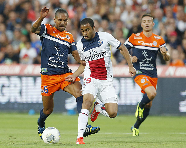 O meia-atacante Lucas (centro) passa pela marcao de Marveaux, durante Montpellier x PSG, pelo Campeonato Francs