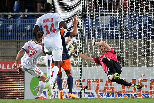 O lateral Maxwell (esq.) finaliza para empatar a partida entre PSG e Montpellier