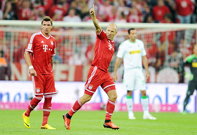 Robben (centro) comemora o primeiro gol anotado na vitria do Bayern sobre o Borussia Moenchengladbach