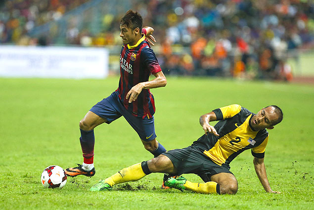 Neymar passa por Mahalli Jasuli, durante o amistoso entre Barcelona e Malsia