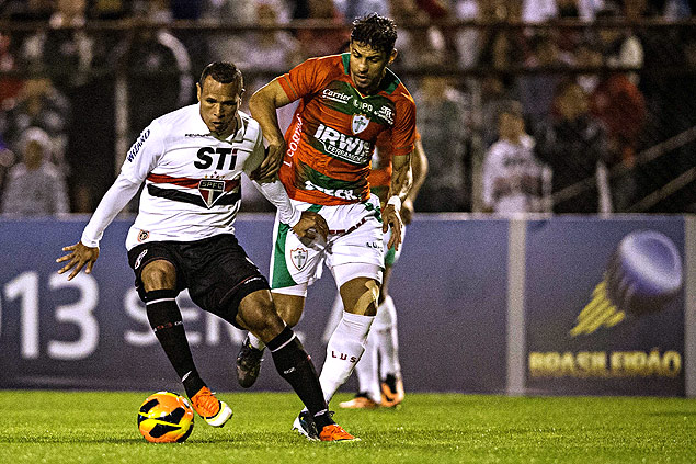 Luis Fabiano (esq.) durante jogo do So Paulo contra a Portuguesa