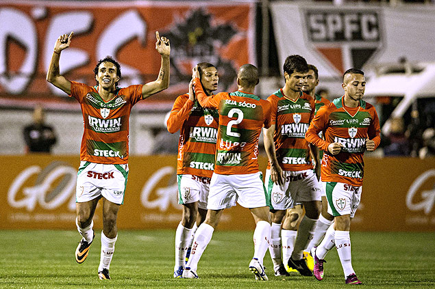 Diogo ( esquerda) comemora gol pela Portuguesa diante do So Paulo, no Canind