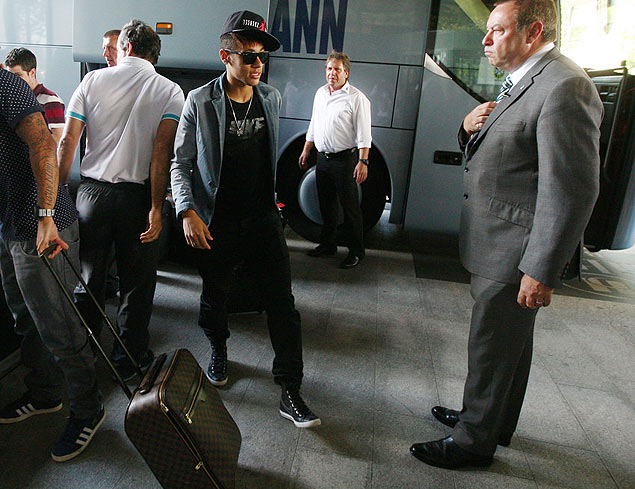 Neymar chega calado ao hotel, na Sua