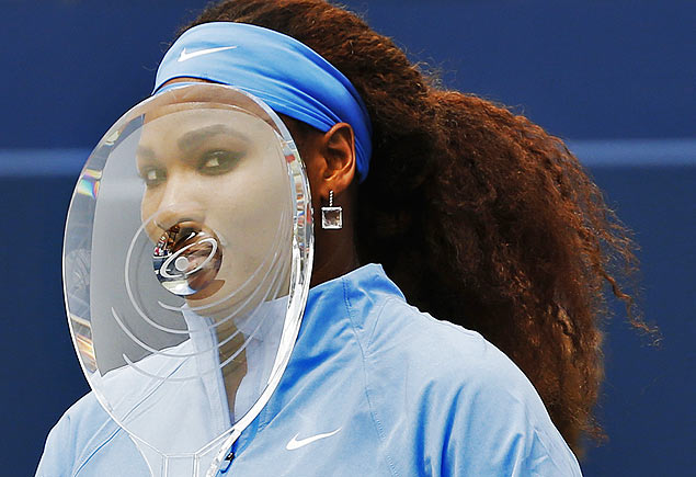 A americana Serena Williams posa com o trofu do torneio de Toronto, no Canad
