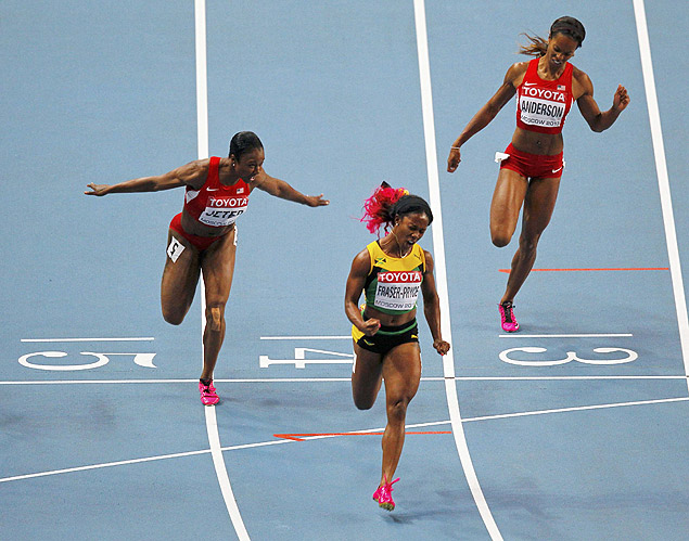 A jamaicana Shelly-Ann Fraser-Pryce (centro) vence a prova dos 100 m do Mundial de atletismo