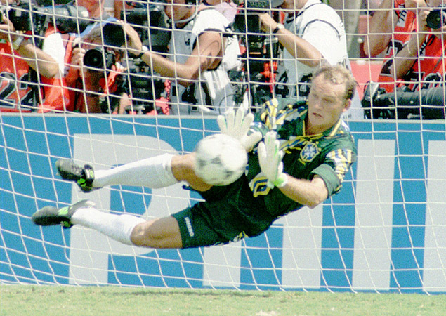 Taffarel defende o pnalti cobrado pelo italiano Massaro na final da Copa de 1994