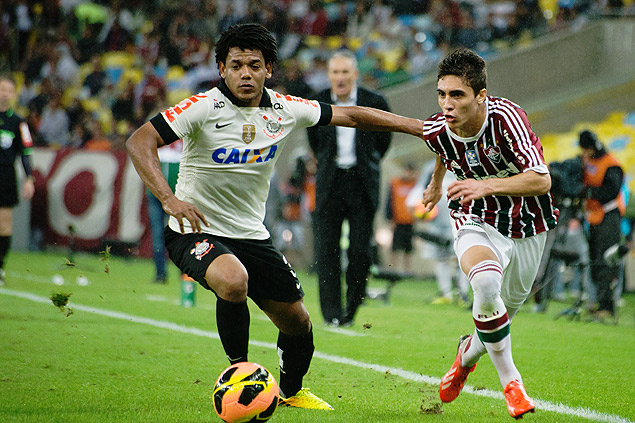 Romarinho (esq.) briga pela bola em jogo do Corinthians contra o Fluminense