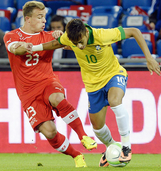 Shaqiri ( esquerda) disputa a bola com Neymar no jogo entre Sua e Brasil, na Basileia