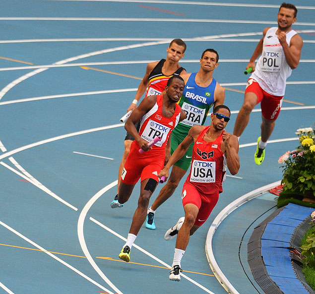 Hugo de Souza (de azul) corre durante a eliminatria do revezamento 4 x 400 m no Mundial de atletismo