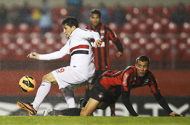 Alosio tenta se equilibrar na disputa pela bola durante o empate contra o Atltico-PR 