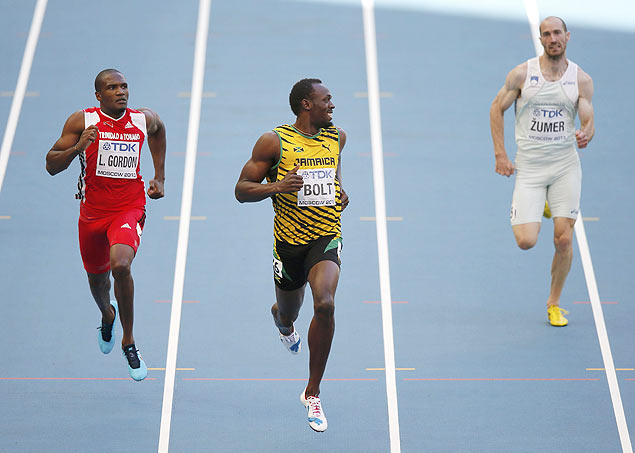 Usain Bolt (centro) durante as eliminatrias dos 200 m no Mundial de Moscou