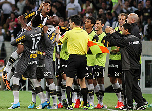 Vitinho ( esquerda) comemora gol do Botafogo 