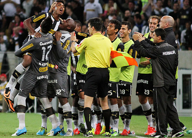 Vitinho ( esquerda) comemora gol do Botafogo com seus companheiros