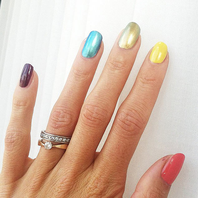 Emma Green Tregaro exibe as unhas pintadas com as cores do arco-ris
