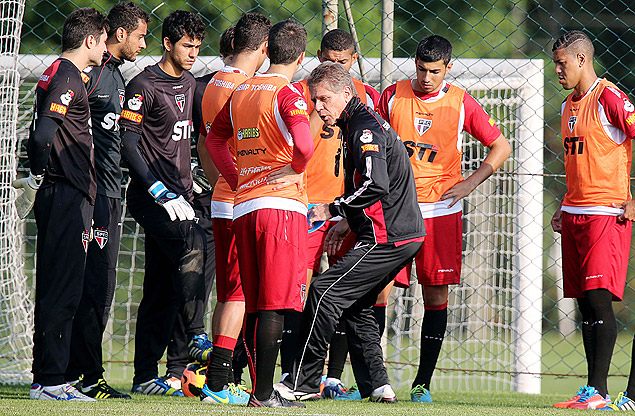 Paulo Autuori (centro) conversa com jogadores durante treino