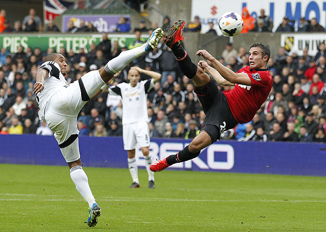 Van Persie acerta o voleio para marcar o primeiro gol do Manchester United