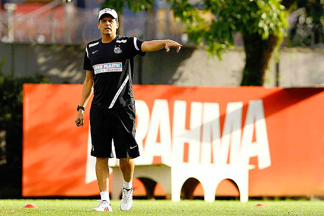 O tcnico Claudinei Oliveira orienta jogadores do Santos durante um treino