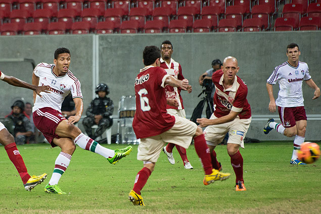 Samuel (esq.) finaliza para marcar o gol da vitria do Fluminense sobre o Nutico